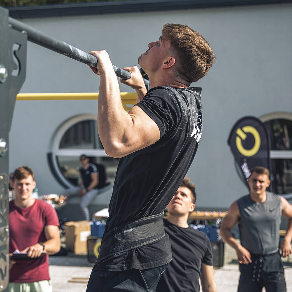 calisthenics athlete doing weighted pull ups