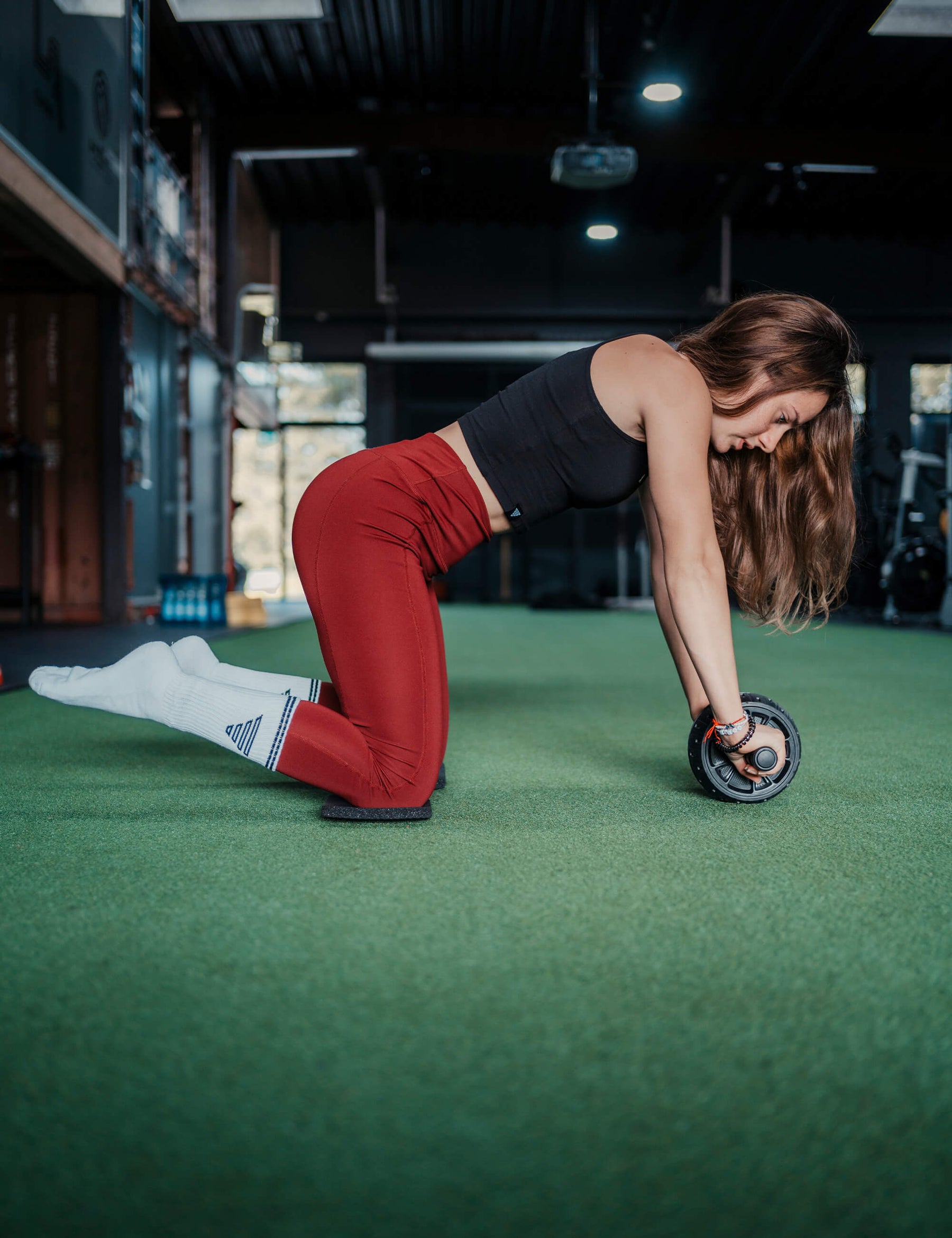 Side view of bulgarian calisthenics athlete Jasi working out with the stable abdominal trainer by GORNATION