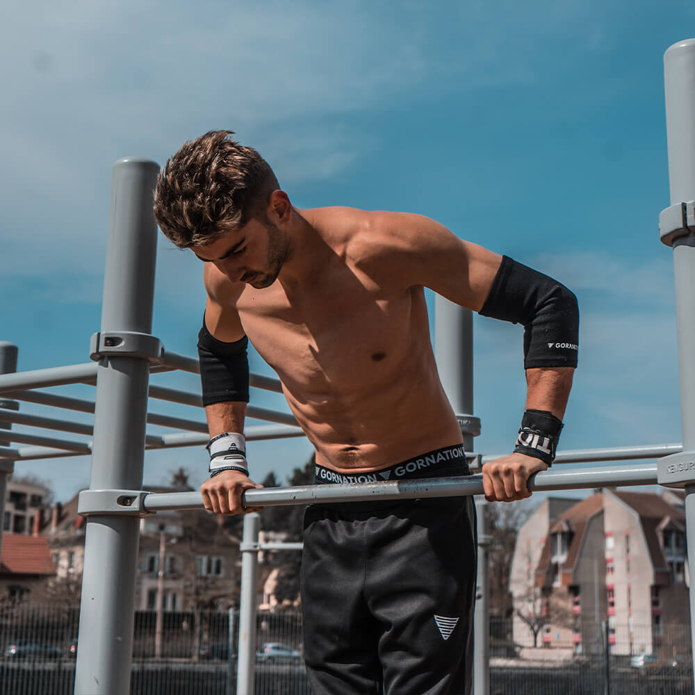 calisthenics athlete doing straight bar dips