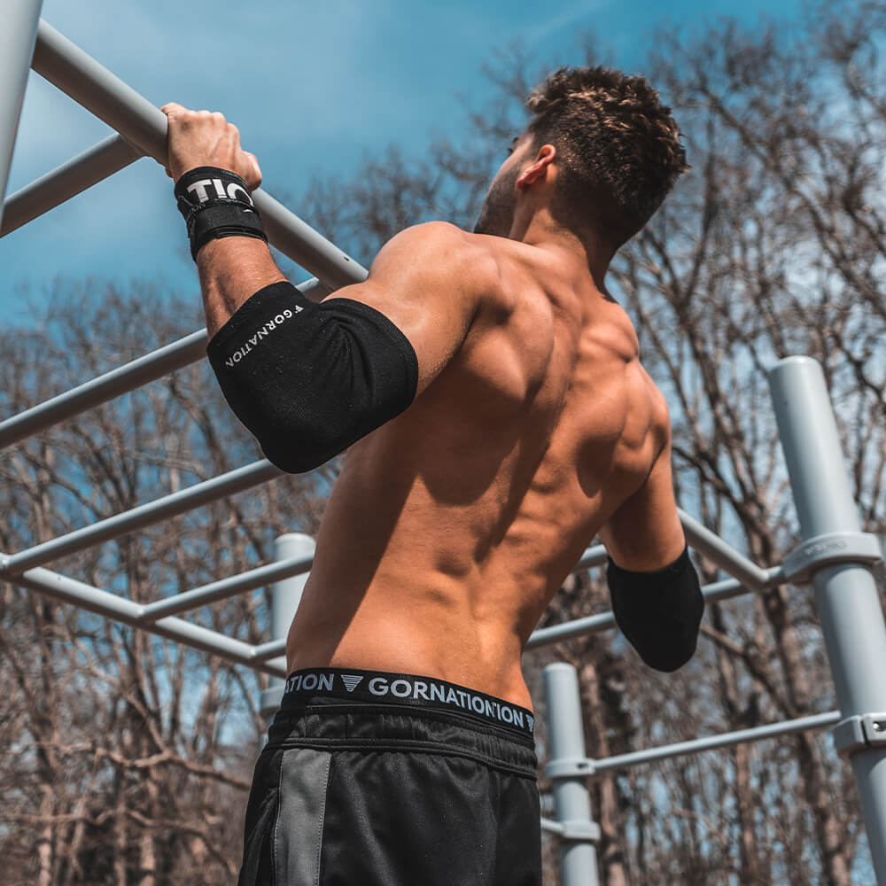 Calisthenics athlete doing pull ups
