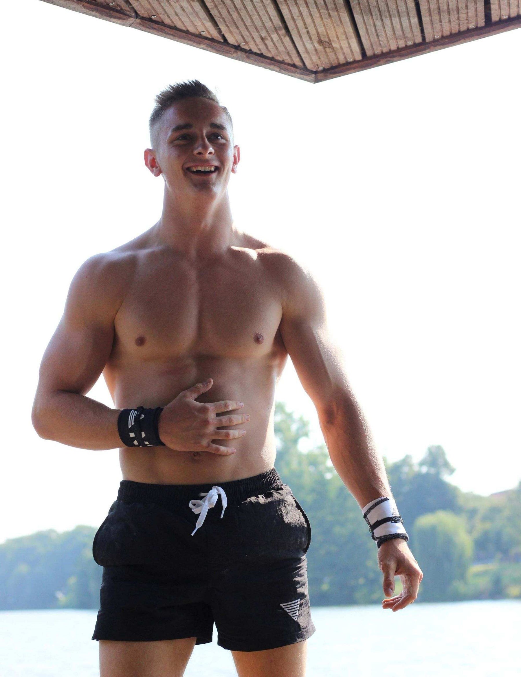 Mika Herzog in der GORNATION Calisthenics Swim Shorts & Premium Wrist Wraps White & Black