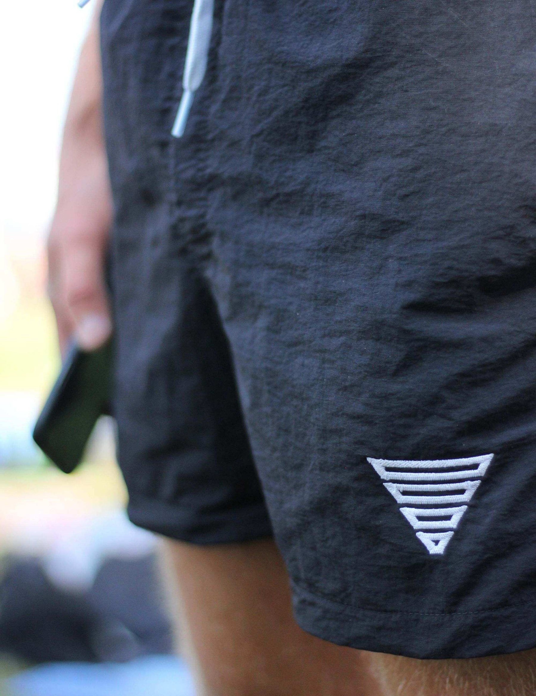 Detail Aufnahme der GORNATION Swim Shorts des Models Julian Pagel