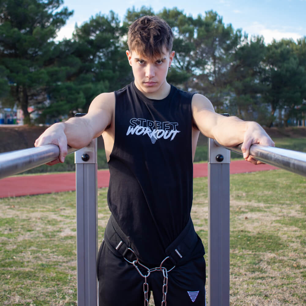 calisthenics athlete preparing for workout with dip belt