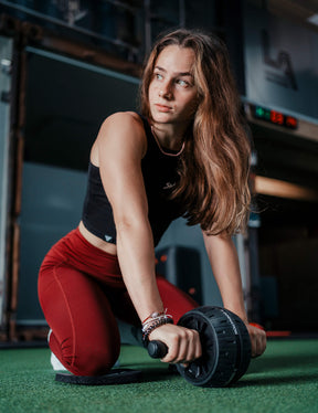 Professional calisthenics athlete Jasmina Svilenova using GORNATION's ab wheel while wearing their workout clothing