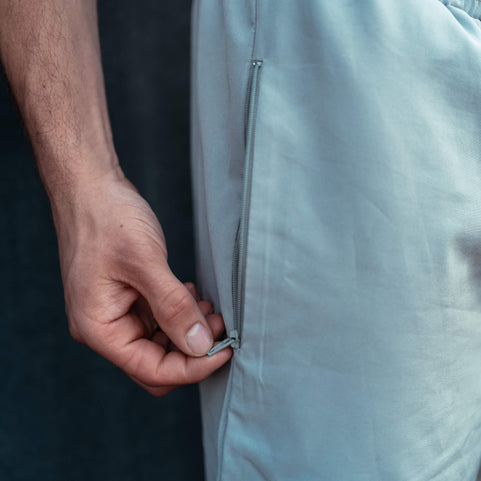 AVEC DES POCHES ZIPPÉES PRATIQUES