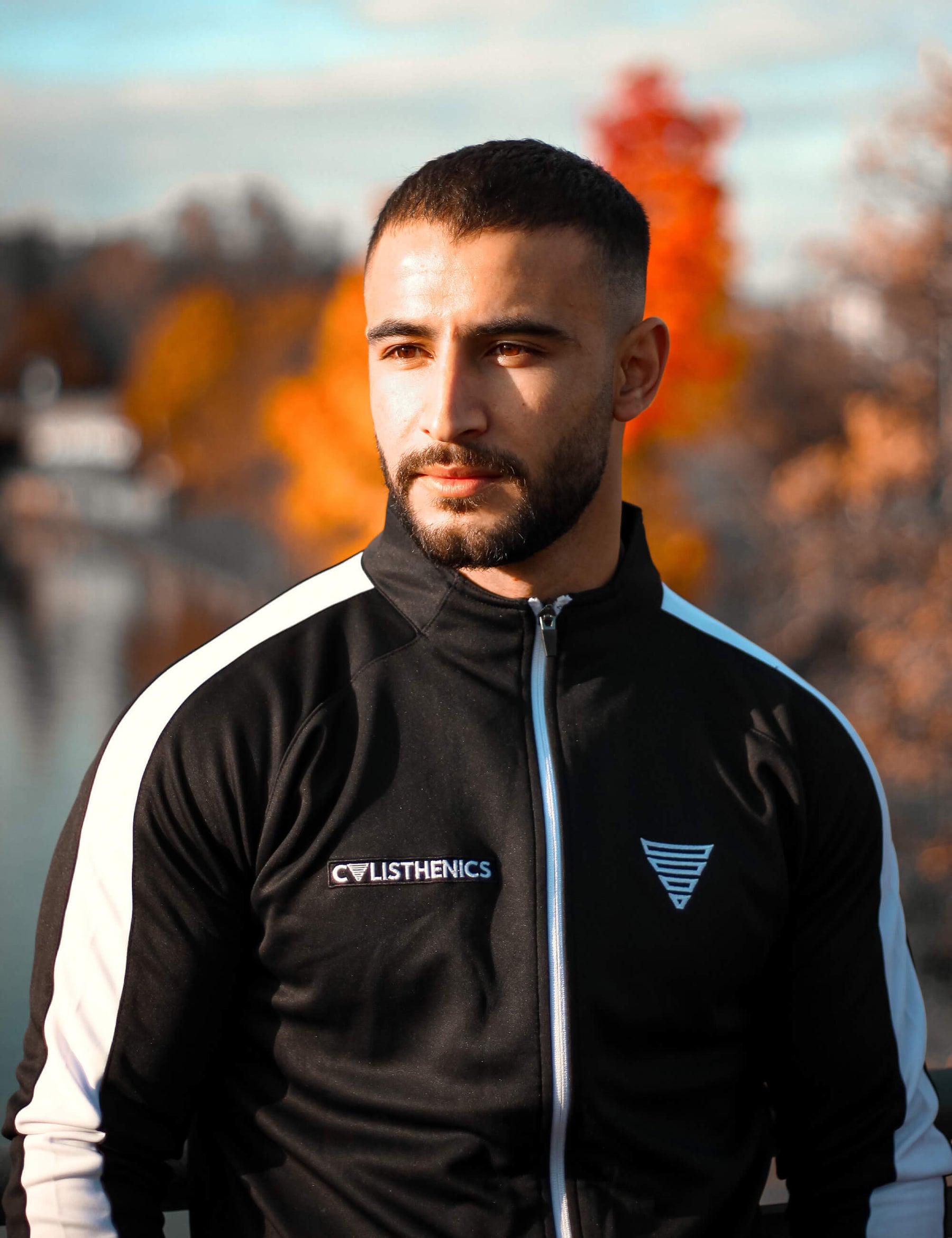 calisthenics athlete wearing a black/white calisthenics jacket