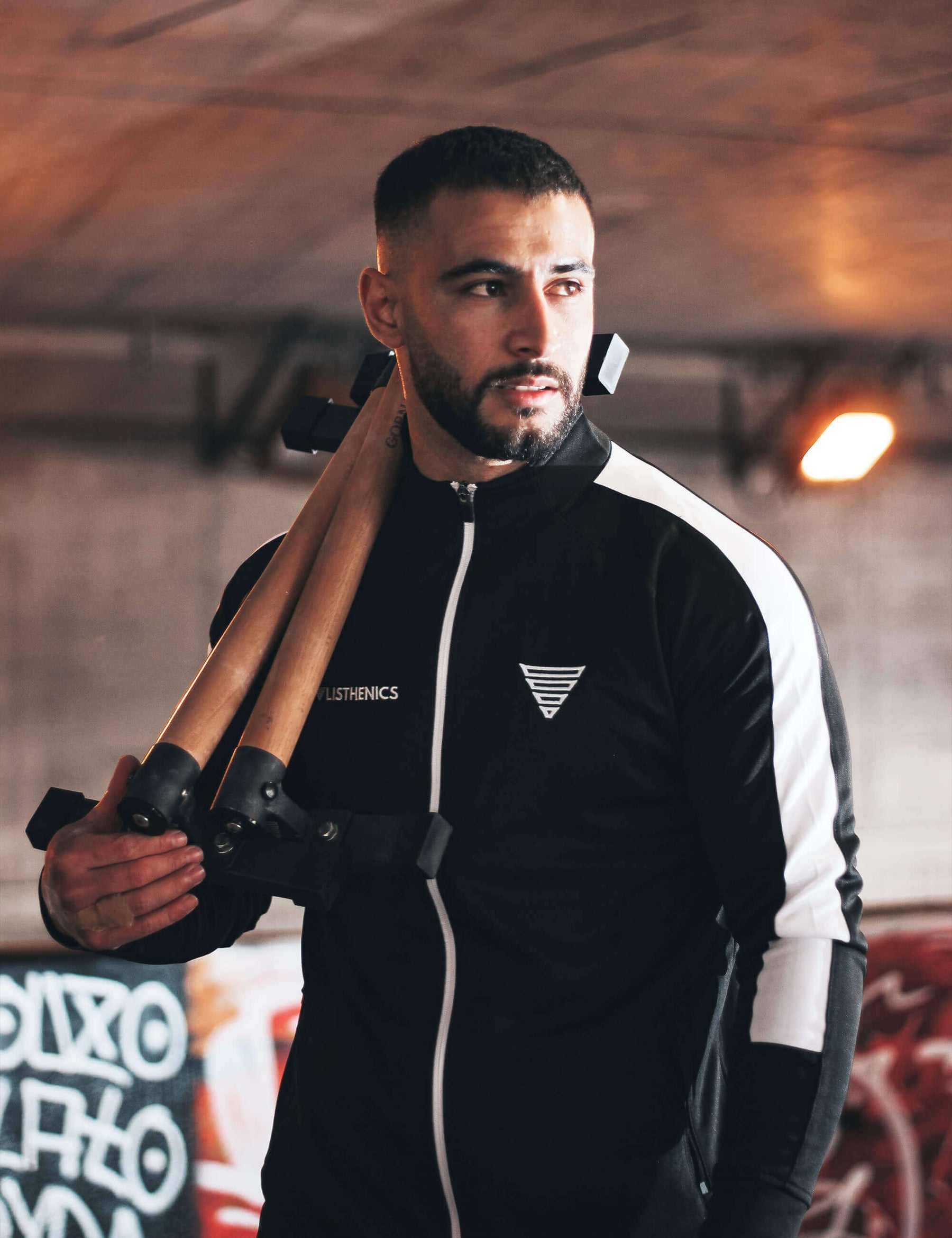 calisthenics athlete wearing a black/white calisthenics jacket