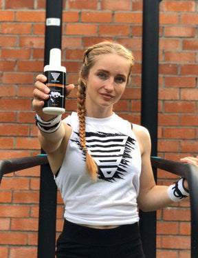 Calisthenics & Street workout athleting zeigt das GORNATION Premium Liquid Chalk & trägt das Vintage Tank Women White & Premium Wrist Wraps White