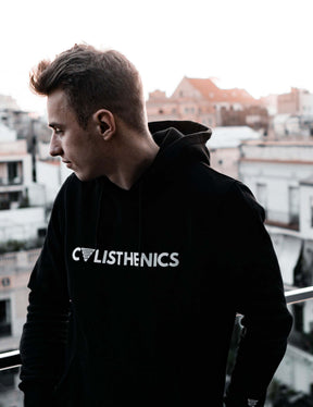 Julian Pagel im Calisthenics Hoodie Men Black steht auf einem Balkon